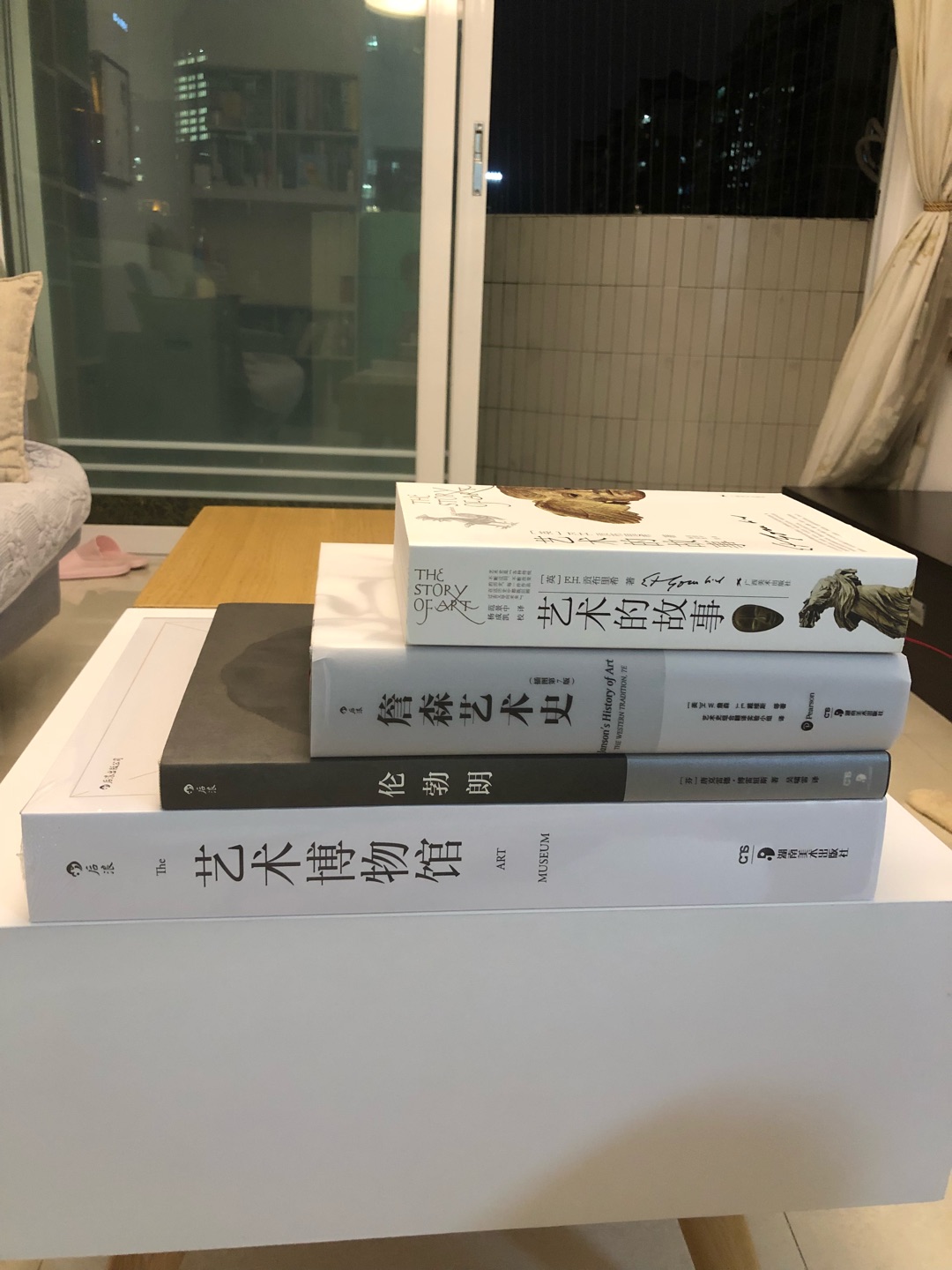 书真是大的超乎预料,以为跟8开的费顿经典系列差不多不想还要大不少。重量嘛8-9kg,大致可以参照10kg一袋的大米。印刷确实很棒,不愧是雅昌的手笔。这次的活动真的很划算啊,直接4.9折,823,再100-30,用一张120-20的券,折完563,相当于原价的1/3。购物车里放了一年了,双十一和618的价格也没这次实惠,一直没舍得下手,突然折扣打的这么低,果断入了。