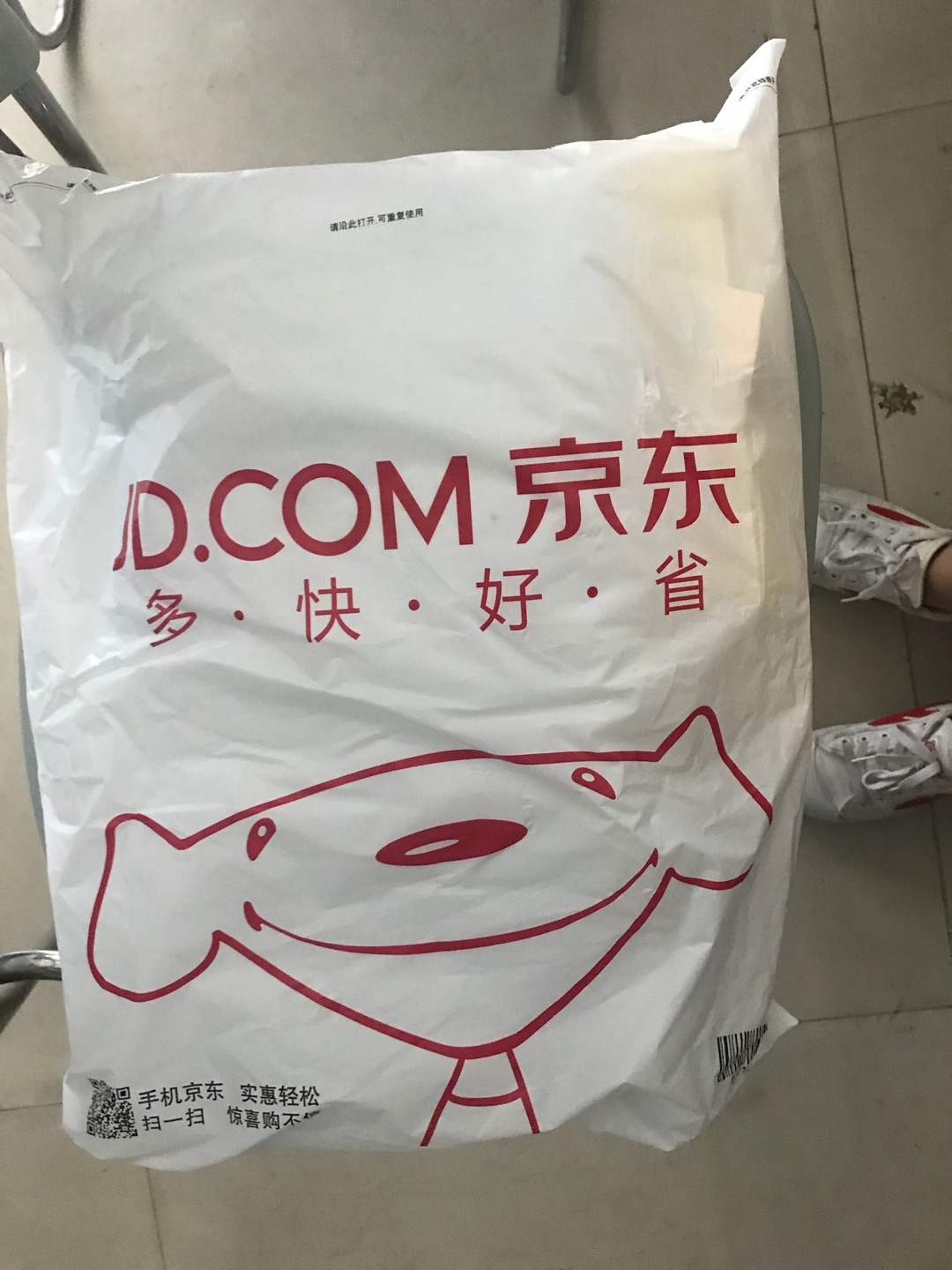 给小侄子买的,真的越来越差了,别人的退换货就算了,还起霉了,怎么用?是来搞笑的吗!起霉了怎么送人,看着都#。外包装连个盒子都没有,直接一个袋子过来,差劲