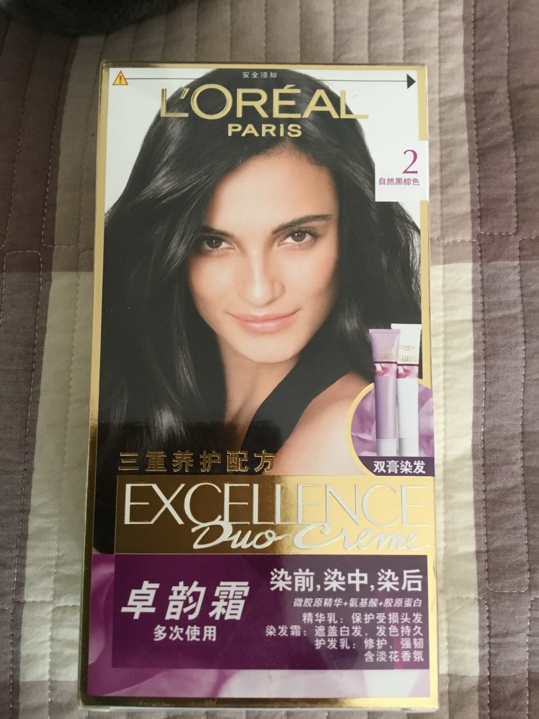 很多老年人的头发已经变得越来越白,虽然也想要选择知名品牌的染发剂,但是心中却有一点疑问和纠结,因为不太清楚知名品牌的染发剂价格处于怎样的水平上,在这里我们就可以把欧莱雅染发剂价格当做一个例子,毕竟这个类型的产品在价格方面上,确实可以被大部分人所接受。我们可以先来了解一下这款染发剂的生产成本,大部分的消费者都非常在意这一点,如果生产成本价格较高,那么也就意味着它的定价一定也高,但是这款产品却并非如此,在生产的时候,工作人员绝对不会随意压缩成本价格,但是当这款产品来到市面上之后,却可以得到一个非常合理的定价。欧莱雅染发剂价格什么水平? 染发剂百科对于这些非常关注欧莱雅染发剂价格的人们来说,还需要了解的一点就是这款染发剂的容量,在衡量其价格的时候,我们也需要将容量问题考虑在内,这是因为某些产品的价格虽然不高,但是却不能被我们长时间使用,而这款产品的价格十分合理,而且还可以被我们使用2到3次,所以整体计算下来,它的价格是非常合理的。对于这些非常了解染发剂价格的人们来说,总是会进行相互之间的对比,而大部分的人都已经放弃了那些小众化的品牌,转而将目光转移到欧莱雅上,毕竟这是一个正