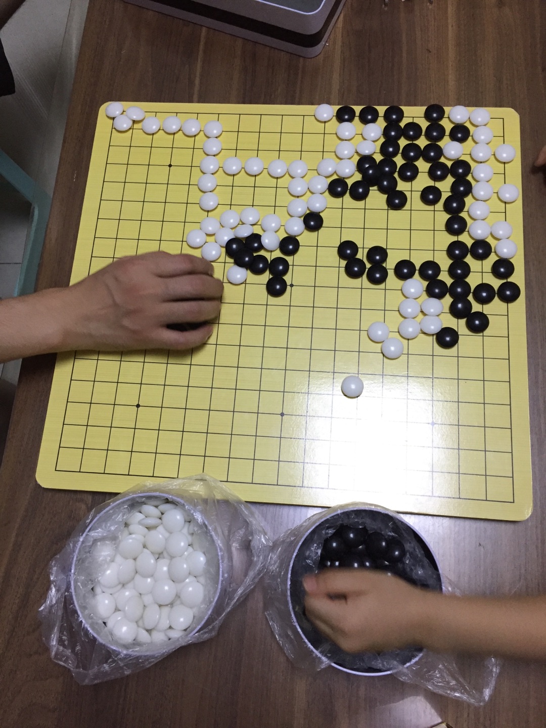 孩子刚开始学围棋 随便买了一套围棋给孩子 感觉质量一般 铁盒子包装的不太喜欢