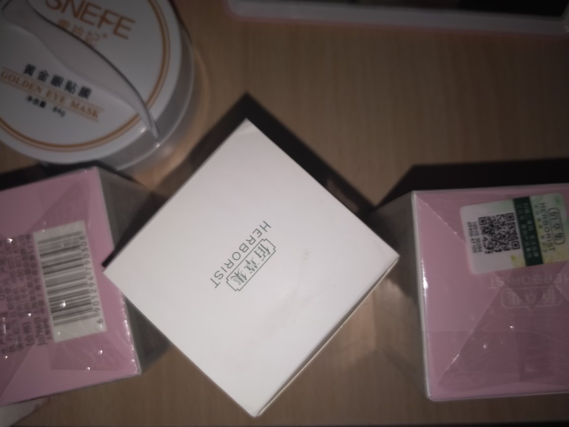 到货很快,收到货就赶紧发来用了一下,很滋润,没有过敏不适,扫码了,是正品,味道清淡,很喜欢,以后还会回购的!