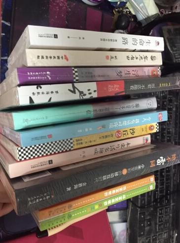 买书从来都是,方便快捷,最重要的是书都是正版。的快递小哥每次都特别贴心的把那么沉的书给送上门,真心点赞啊!