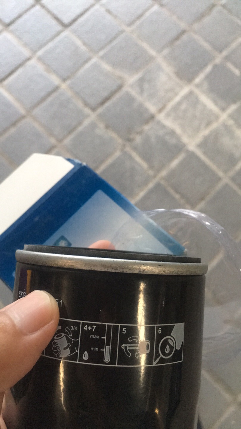 东西看起来像假货啊,就一个薄膜盖住孔,整个滤清器直接放盒子里面,都没个袋子套一下,盒子上文字也印刷模糊(忘了拍照)螺纹孔周围和边缘都盖了薄膜都有磨损痕迹,昨天刚收到了就开去换,车子上了工位才打开包装发现问题,没办法只能硬着头皮装上去了