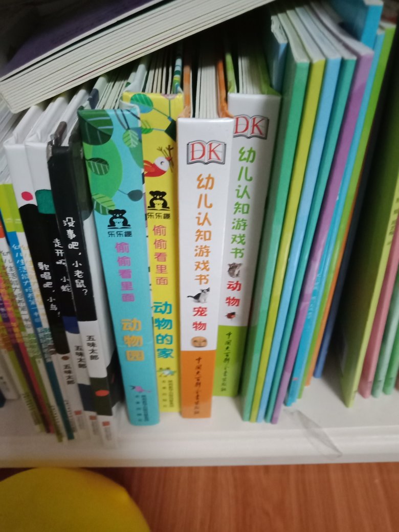 适合2岁以下的,宝宝2岁多,不是很喜欢,不爱看,这个书纸张可以,色彩也不错,上面的都是玩具,宝宝说消防员是乐高,都是玩具造型,宝宝不爱看,时间久了不知道会不会看,希以后没没看。不然就同仁路了,送人了,
