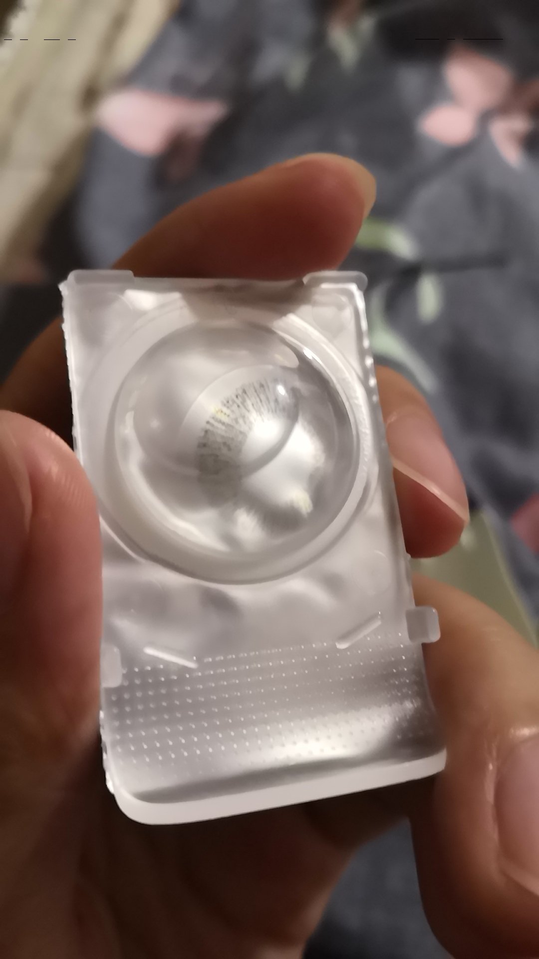 这个颜色是被室友安利的,因为她买了10对,感觉从她眼睛里看这个颜色挺漂亮的,不过个人瞳色都有不同,每个人效果不同,啦啦啦~好评