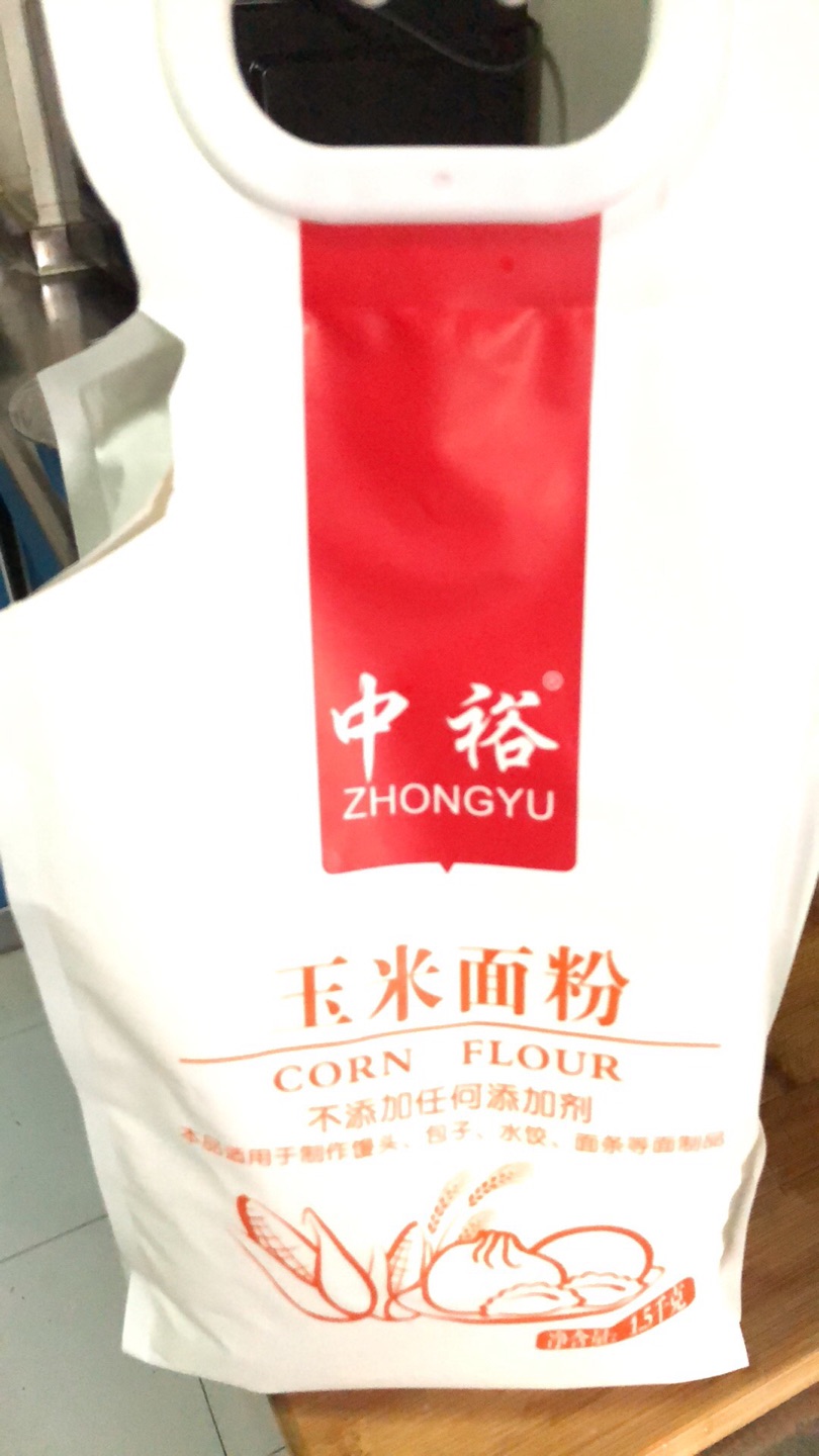 不是纯玉米面,里面应该是加了什么东西,面不黄,和面黏黏玉米面不是这样的,下次不敢买了。