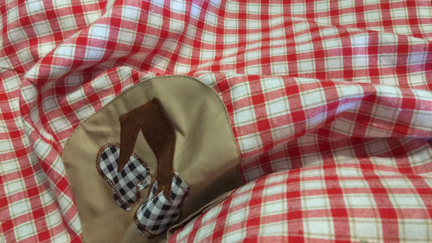 面料图案颜色挺好看的,做工有些粗糙,不过不碍事儿,把多余线头剪掉就行。这个价格的东西,做饭时用用,可以了。