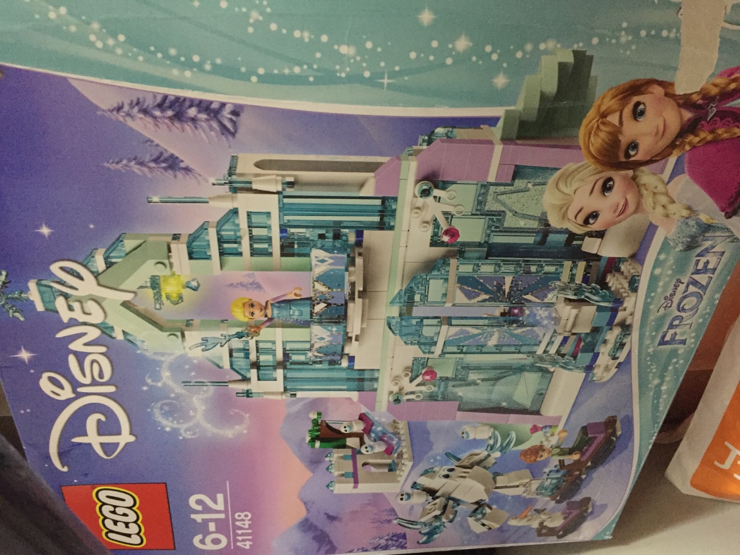 这个产品送货很快。宝贝很喜欢这个玩具,但是拼起来很费力费时,但只要花时间就可以了。