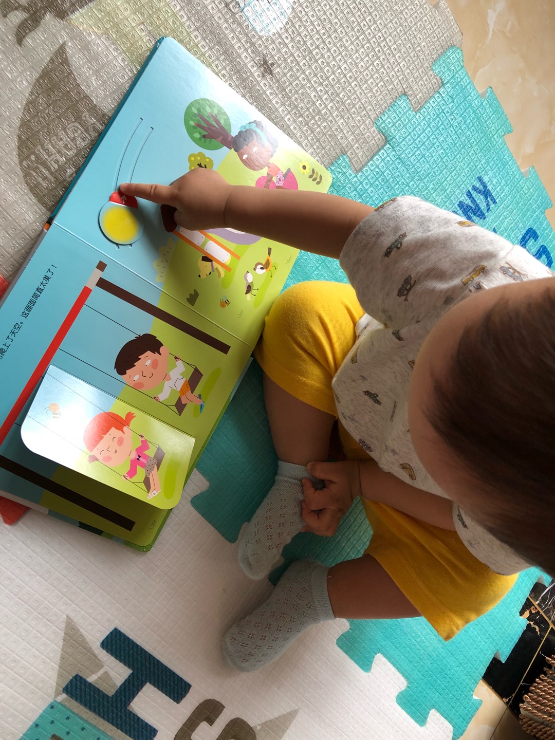 书书书,都是书全买书,大概对买书是有什么执念了,但是之前看到一句话,在家里玩或是出门只是有限的距离,但是书本可以带我们去更远的远方,所以这就是我给孩子囤书的原因,愿一起成长