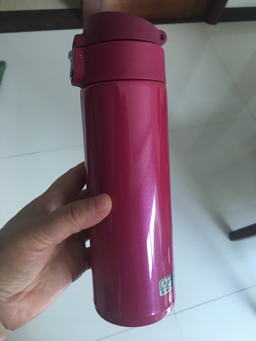 买了三个虎牌保温杯了,保温效果可以,杯子轻,主要是无异味