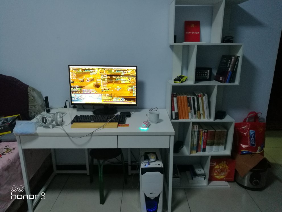 包装完美,物流速度快,配送员大哥直接给爬楼送上门的(没电梯,爬三楼),开箱的时候没有拍照片,上了书架和桌子啥的一起拍的,手机太@,凑乎看吧。