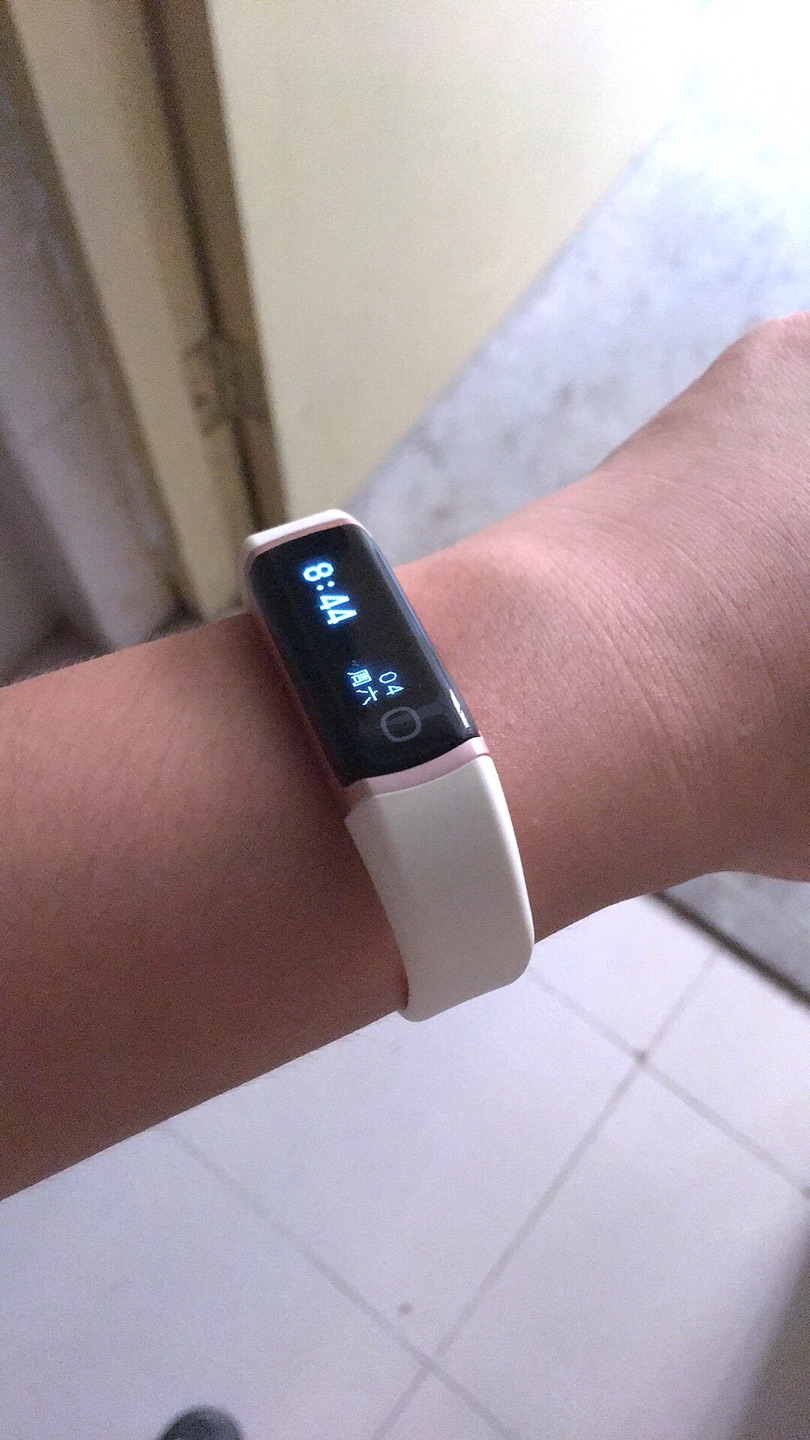 还不错,之前有个乐心手环,出了新款,就想着换一个带带,只是白色不耐脏,但是好看啊!