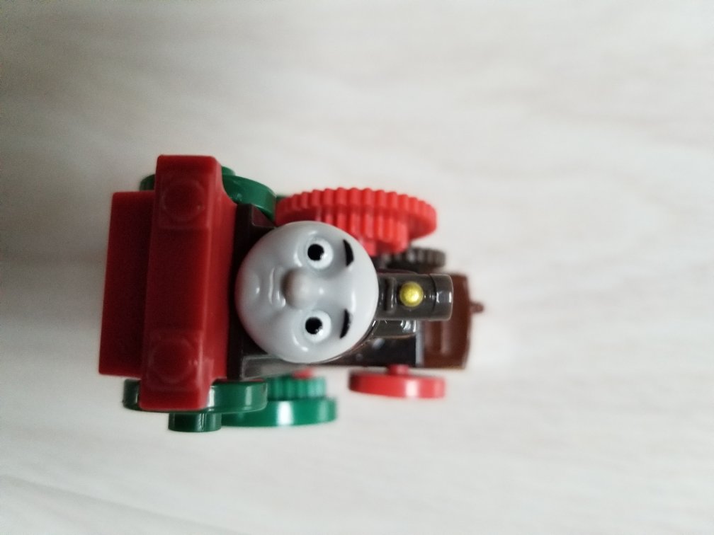 试验小火车,太单薄了,感觉不值那个价。车身窄,作工一般。~我送给他。