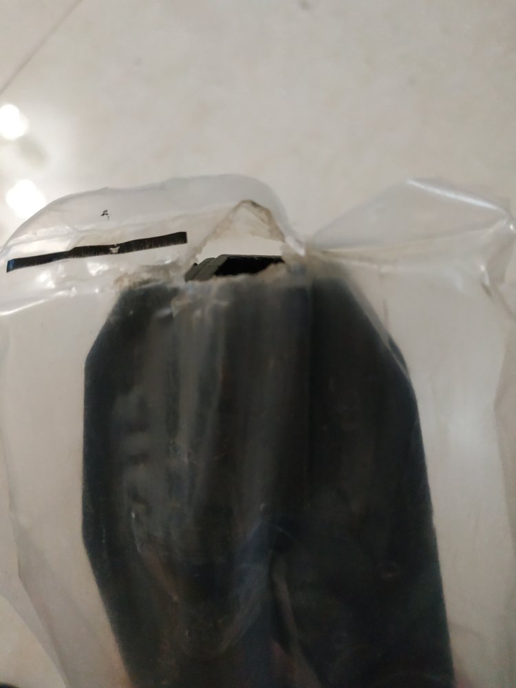 七类线,之前接的普通水晶头网速一直提不上来,买了水晶头结果电信工作人员说做不了,自己买七类压线钳做的。不得不说我也遇到个二手的,估计有人用过退给了,怎么想的呢?包装盒和口袋都是坏的,还好能够用,水晶头压制成功了。