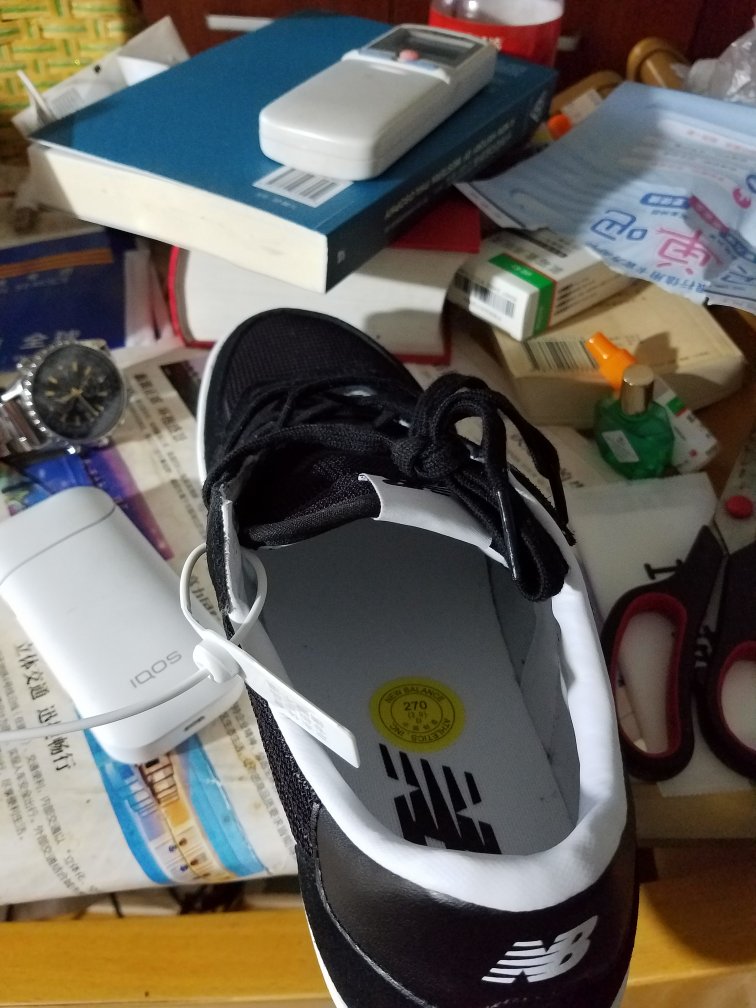 鞋底材质还是比较柔软,但比不上斯凯奇,夏天不大适合穿,比较捂脚。