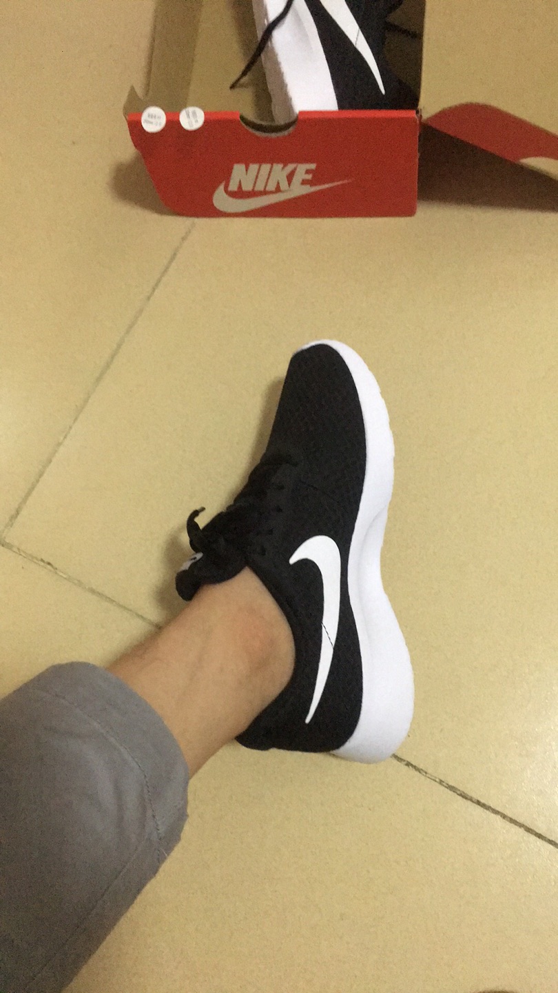 鞋子上脚很舒服,我个人认为是正品。 还不错,跨区调货也很快。