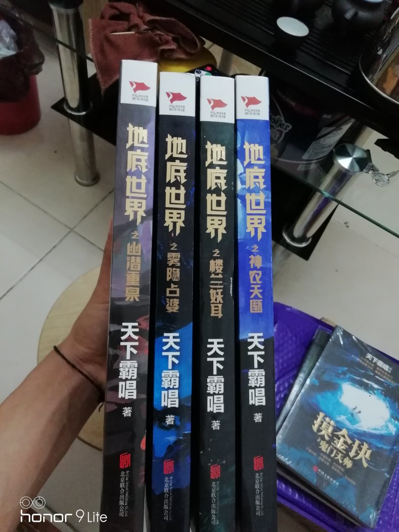 经常网购,总有大量的包裹收,有很多的评语要写! 但是,总是写评语花掉了我大量的时间和精力! 回头想想,我花了钱,还要我花这么多的时间和精力来写评语是不是很不划算? 所以在一段时间里,我总是不去评价或者随便写写! 但是,我又总是觉得好像有点对不住那些辛苦工作的卖家客服、仓管、还有快递蜀黍。 于是我写下了一小段话,给我觉得能拿到我五星好评的卖家的宝贝评价里面以示感谢和尊敬! 首先,宝贝是性价比很高的,我每次都会先试用再评价的,虽然宝贝不一定是最好的,但在同等的价位里面绝对是表现最棒的。 其次,在与卖家的沟通中,无论是售前还是售后;客服都能好好解答。 另外,物流的速度就不用说了,Old driver就是快, 希望卖家能再接再厉。提供更多更好的东西给大家,蟹蟹!
