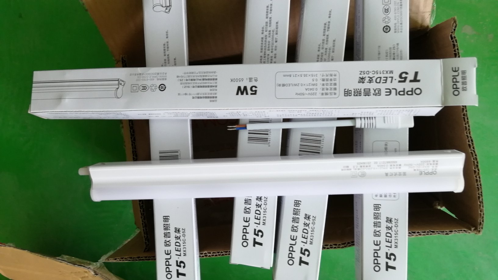 这次装修我选定这个牌子的LED灯管来安装使用。亮度很高,也很轻巧,安装便捷。我很喜欢。感谢快递小哥服务。商城购买的很放心。