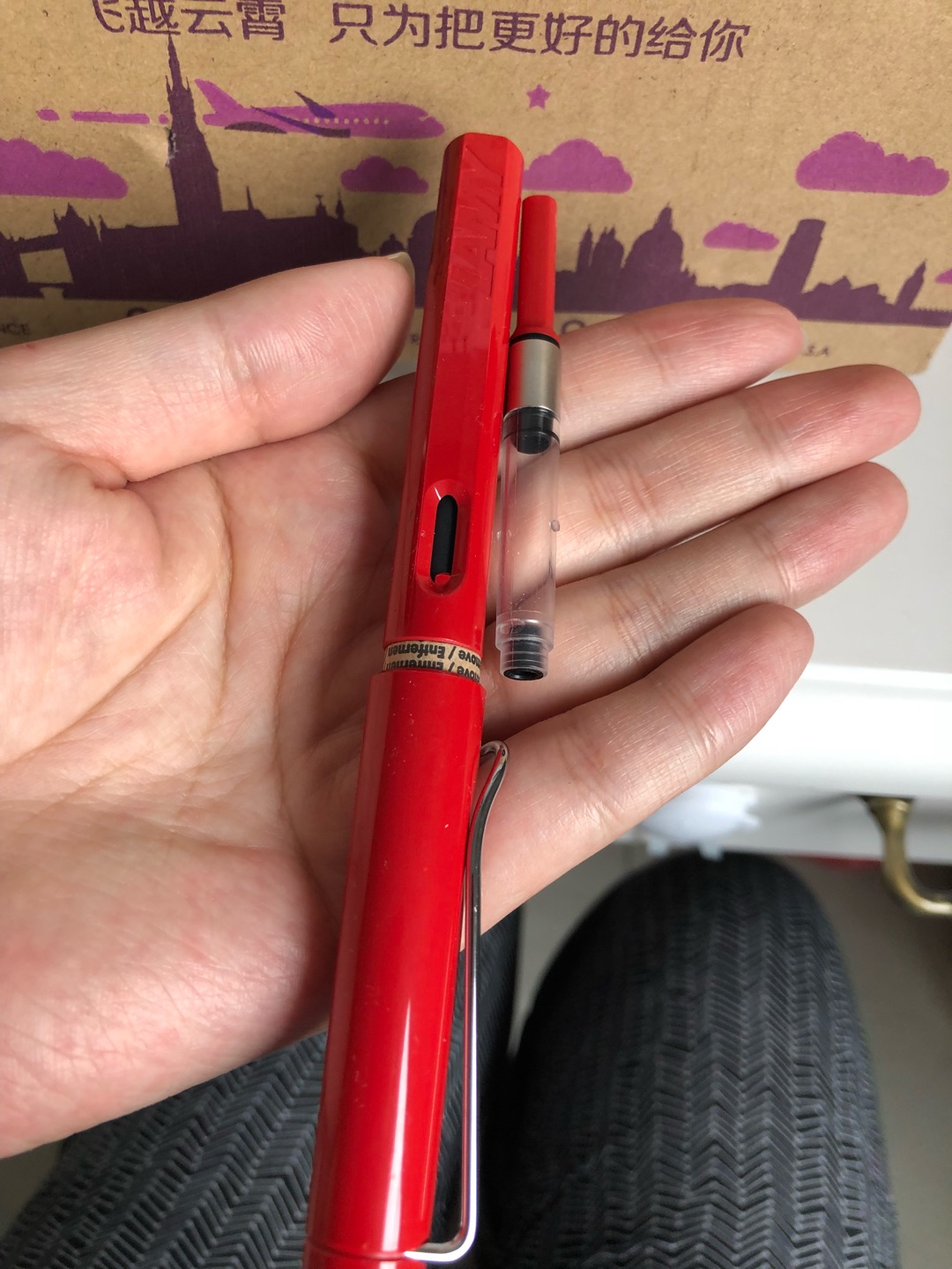 头天下午那个,第二天上午就到了,包装有些简陋,但其实无所谓了!拿在手里很轻,我手大握起来也没有违和感,开始练了字帖,后来就随意写了。钢笔简单实用,设计的风格很喜欢,开始买的百乐的卡佛里亚,觉得还是更加喜欢这个。