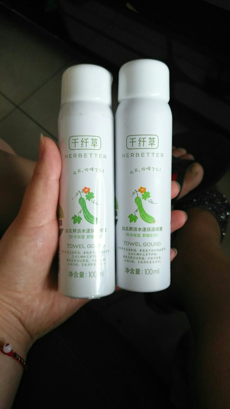 没有想象那么大,还好吧,味道很淡,不难闻,就是喷出来不是很细腻的雾感,试了几下喷头浪费较多,有很多水珠残留