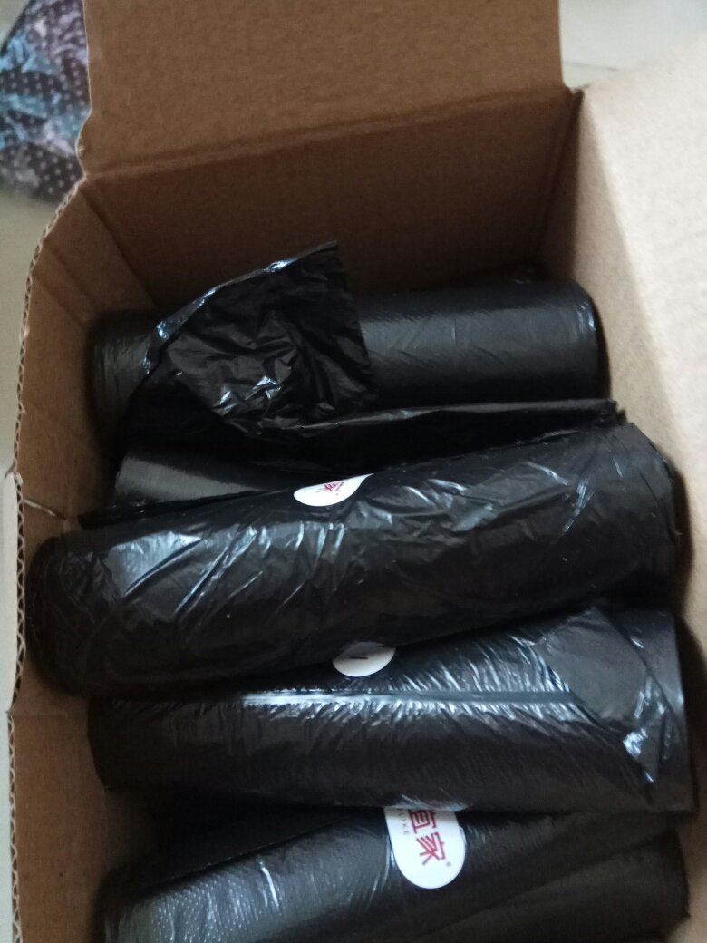 买了很多垃圾袋,应该一年不用买了,这个试用过,稍薄,家用还可以的。