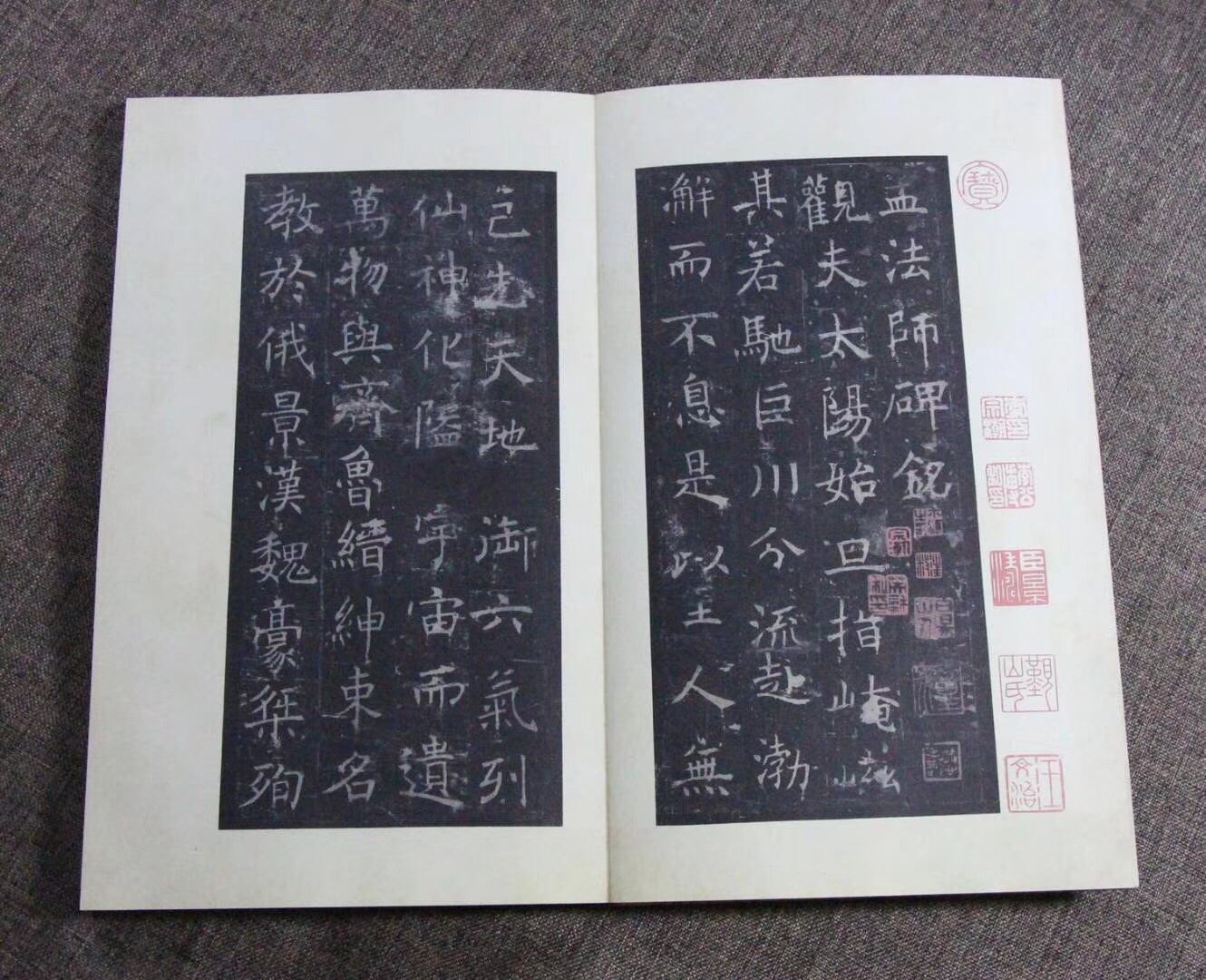 …世界总是喋喋不休地告诉人们,行为举止甚至思想应该如何符合社会约定俗成的、种种道德规范下的节度。但是,默尔索,一个居高临下的鸟瞰者,冷静自持,无动于衷,漠视七嘴八舌急于发表意见和批判的群众。他倦于给出令人满意的标准答案,他对合乎礼俗但不合于自己真实感受的事物,无法找到适当的对应方式和距离,于是,他被大家指责为无情、不孝、不义。默尔索不知道在与世界冲撞的窘境下,自己存在的价值和意义。他鸟瞰自己,也鸟瞰他人,探索内在情感与外在世界的关系。他还没找到答案,如何给别人(何况是别人“想要的”)答案?在这种种荒谬的情境中,默尔索凸显了“独立的个人”的困窘。在他没找到答案之前(可能穷极一生都在摸索),他注定是:一个心灵上永远的异乡人,一个与既定社会格格不入的局外人。加缪形塑的“现代荒谬英雄”默尔索于是诞生,深深影响了后世无数孤独的灵魂,让我们得以正视自己混乱、无依的处境。