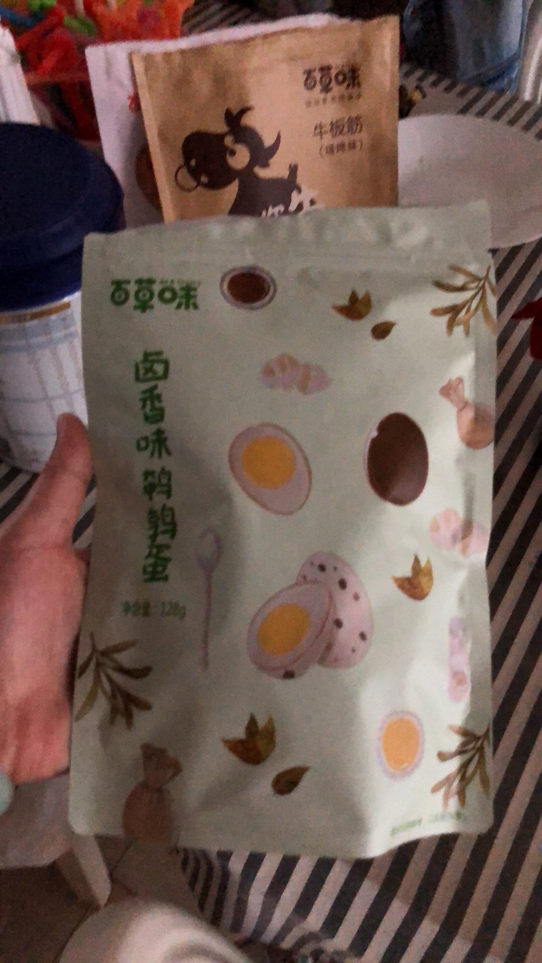 百草味的零食给宝宝买的坚果,大人也可以吃点这类小零食!很不错
