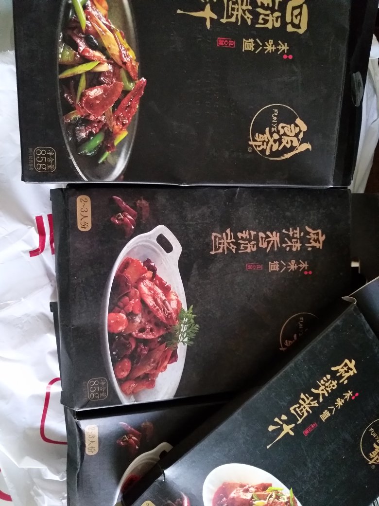 包装压扁了可以忍,脏得这样真不想吃了