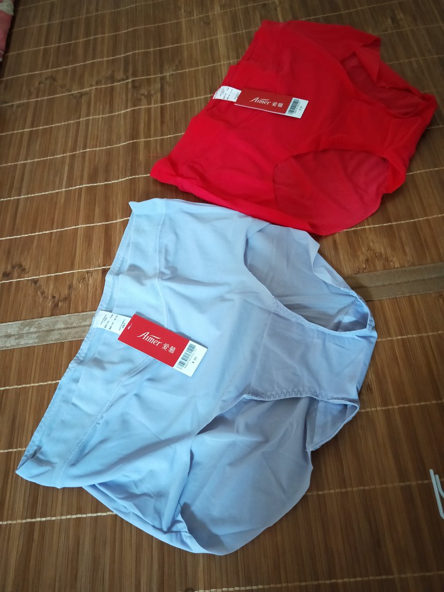 爱慕内裤我收到了,穿着很舒服,大品牌值得信赖,我在这里也感谢快递小哥在这大热天的尽职尽责,给个好评!