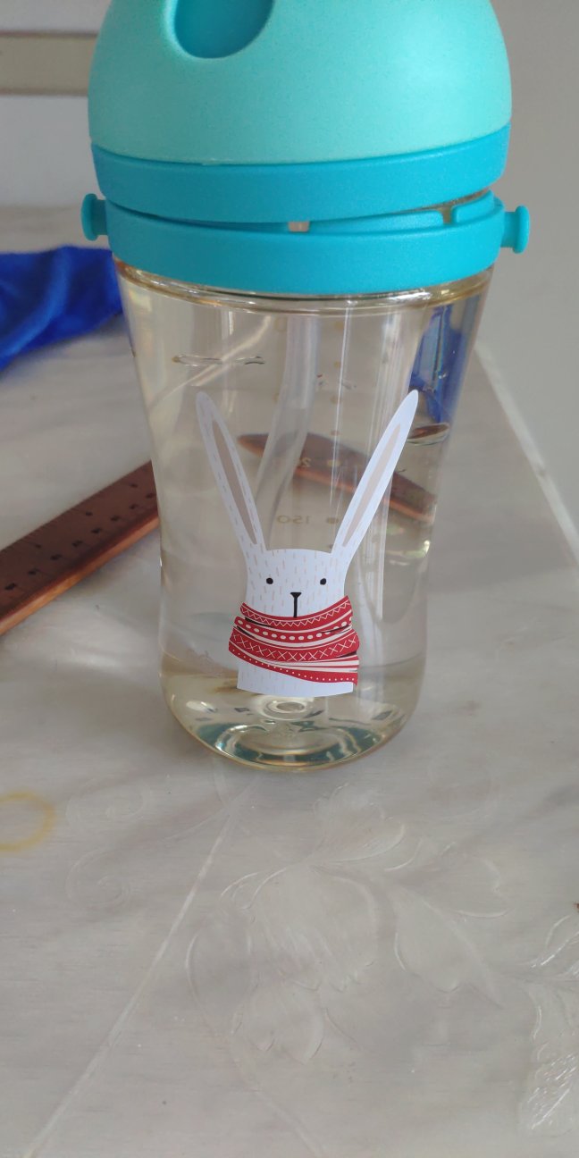 目前看水杯没什么问题。里面放了茶味去味剂,所以只闻到淡淡的茶味。装了水也不漏,外形很可爱,圆润。