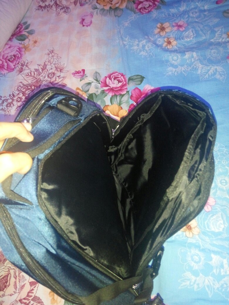 快递,从来没有失望过,一天就到,非常棒。书包包装完好,正品特惠,标价358,当然都是虚的,但是109买这个稻草人还是很划算的,实体店恐怕下不来,我就是因为喜欢稻草人这个品牌才二话没说就买的这个,看了这个包之后,我别的包连看都没看一眼,就是因为你是稻草人,所以希望你们再接再厉,别让广大顾客失望!质量也很好,拉链上都贴的塑料,上面是logo,漂亮,做工良好,相信质量不会错,特别喜欢,以后还会来。