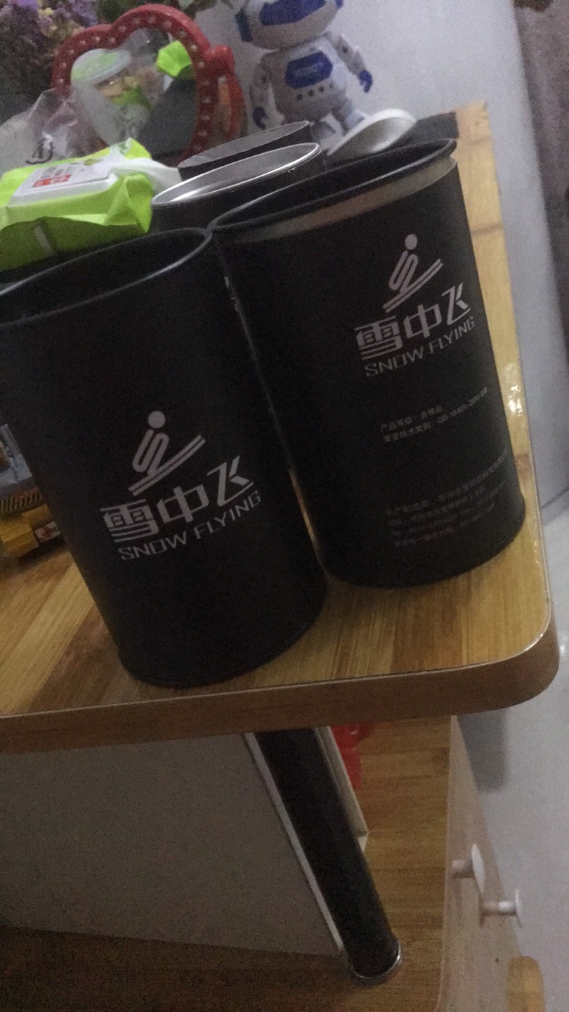 包装还蛮高大上的,四条内裤,其中那条黑白格子的摸起来和其他三条感觉不一样,不是一种面料,比较硬!其他三条很柔软,但是感觉比较薄,穿了再说吧,还是比较相信品牌的力量