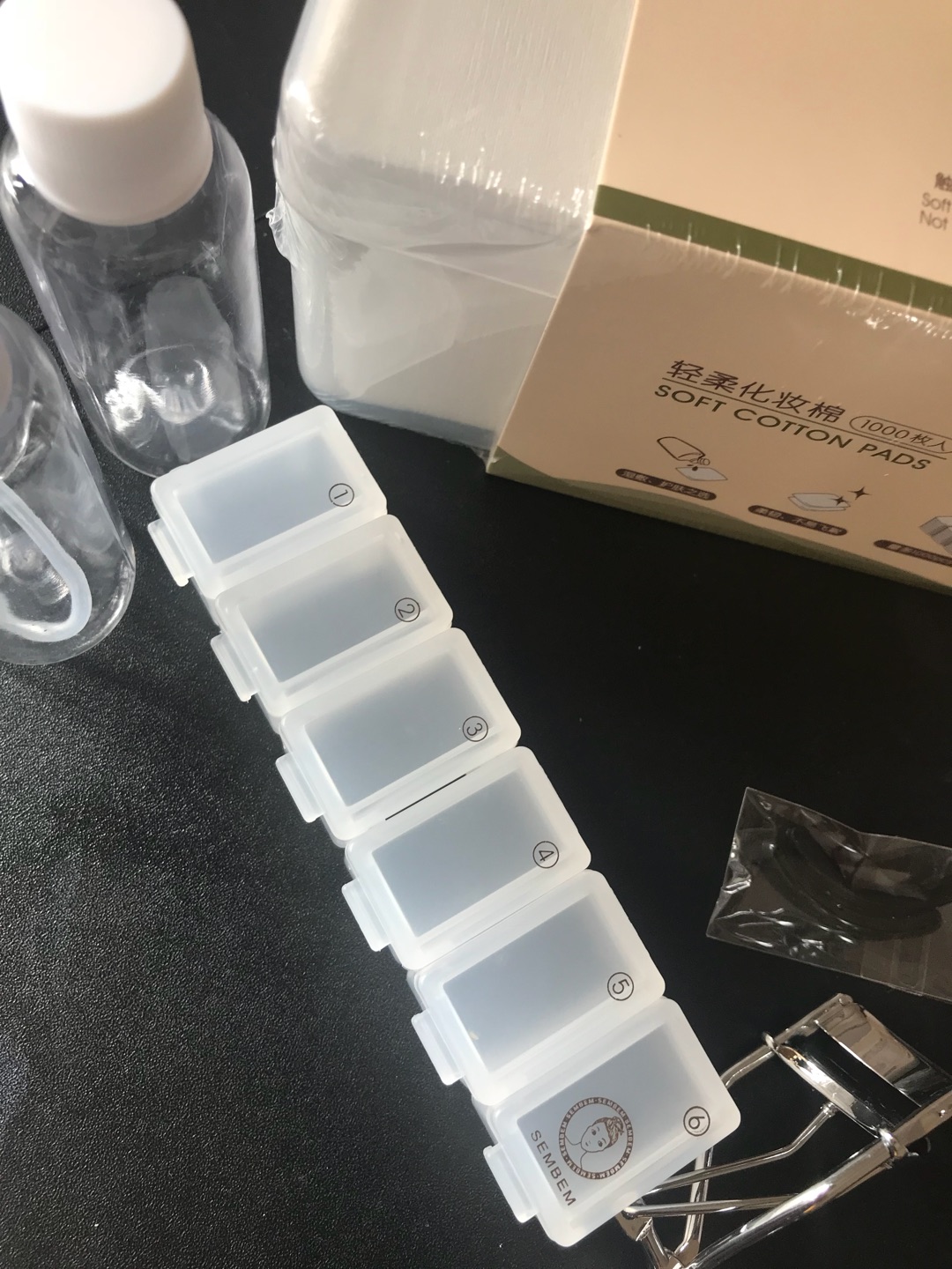 小盒子,可以装耳钉,其余的有点小,装不下。