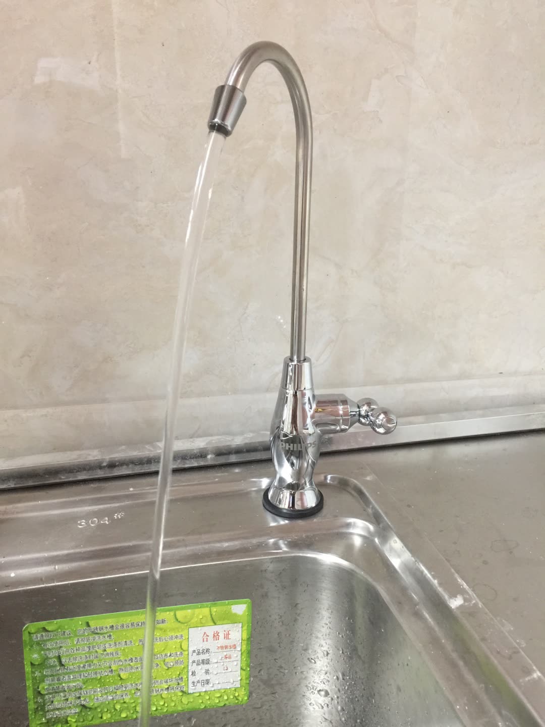 非常棒的净水器,净水效果非常好,用笔测出来比农夫山泉的纯净度还高,储水桶个人觉得还是不错的,水流比较大,用起来也比较方便!