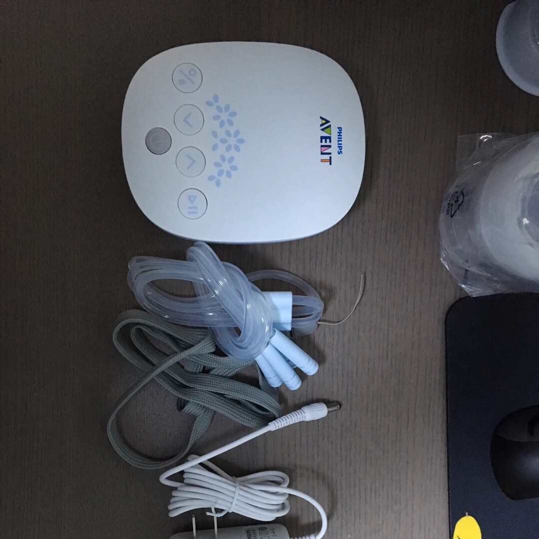 关注这款吸奶器好久了,特地等飞利浦品牌日搞活动的时候入了,活动力度很大,赠品也是很符合后面宝宝辅食的需求,总的来说超划算!收到后迫不及待的打开使用了,基本上2-3小时就要用它吸一次奶,力度正好,也不痛,四档力度可调节,正常情况下用2档就可以了。之前还在犹豫要不要买单边的,现在2个一起吸,完全解放孕妈的双手哇~喜欢的朋友不要错过,趁有活动的时候找准时机赶紧下单吧~