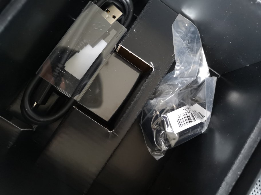 携带方便电池很耐用,平时主要是在家里和孩子们一起听音频节目,有时候听听音乐,外观很耐看,很喜欢。