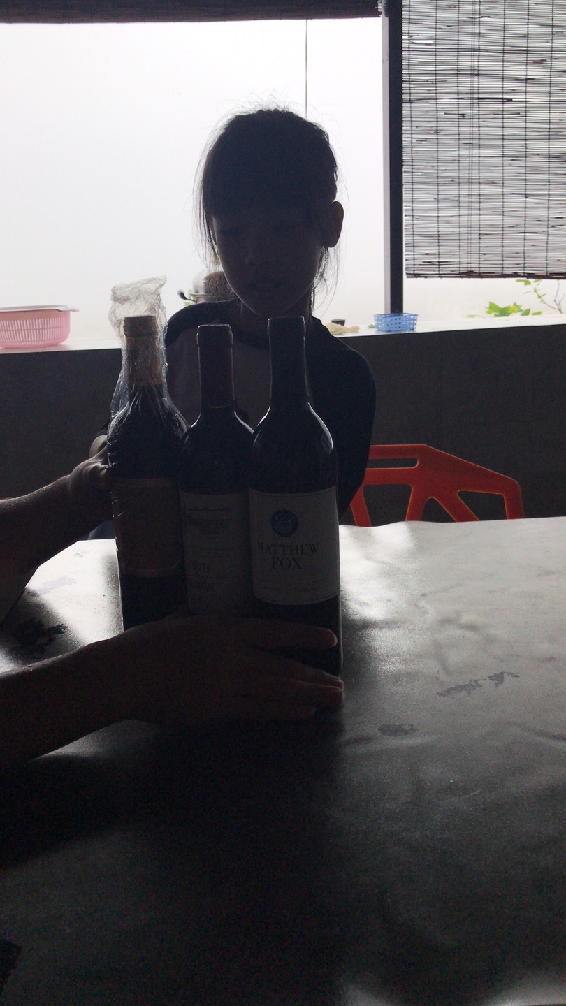 一次性买了三瓶。感觉还不错。喝了一瓶了。还可以的感觉。