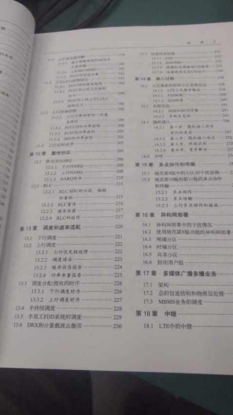 《唐诗三百首》共选入唐代诗人77位,计310首诗,其中五言古诗33首,乐府46首,七言古诗28首,七言律诗50首,五言绝句29首,七言绝句51首,诸诗配有注释和评点。 五言古诗简称五古有,是唐代诗坛较为流行的体裁。唐人五古笔力豪纵,气象万千,直接用于叙事、抒情、议论、写景,使其功能得到了空前的发挥,其代表作家李白、杜甫、王维、孟浩然、韦应物等。 七言古诗简称七古,起源于战国时期,甚至更早。现在公认最早的、最完整的七古是曹丕的《燕歌行》。南北朝时期,鲍照致力于七古创作,将之衍变成一种充满活力的诗体。唐代七古显示出大唐宏放的气象,手法多样,深沉开阔,代表诗人有李白、杜甫、韩愈。 五言律诗简称五律,是律诗的一种。五律源于五言古体,风格峻整,音律雄浑,含蓄深厚,成为唐人应制、应试以及日常生活中普遍采用的诗歌题材。唐代五律名家数不胜数,以王昌龄、王维、孟浩然、李白、杜甫、刘长卿成就为大。 七言律诗简称七律,是近体诗的一种,格律要求与五律相同。七律源于七言古体,在初唐时期渐成规模,至杜甫臻至炉火纯青。有唐一代,七律圣手有王维、杜甫、李商隐、杜牧、罗隐等,风华绝代,辉映古今。 五七言绝句简称五绝和