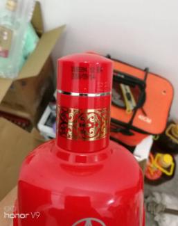 这款酒真心不错,我喝着挺好的,入口甘甜比较顺,回味也比较舒服,五粮液出品的酒从来没有让我失望过,这个酒搞活动时候买的真是非常值,不能也有面子。就有五粮系的独特的醇香味,就是感觉有点甜味过头了,总体还是非常好的,确实是纯粮酿造酒