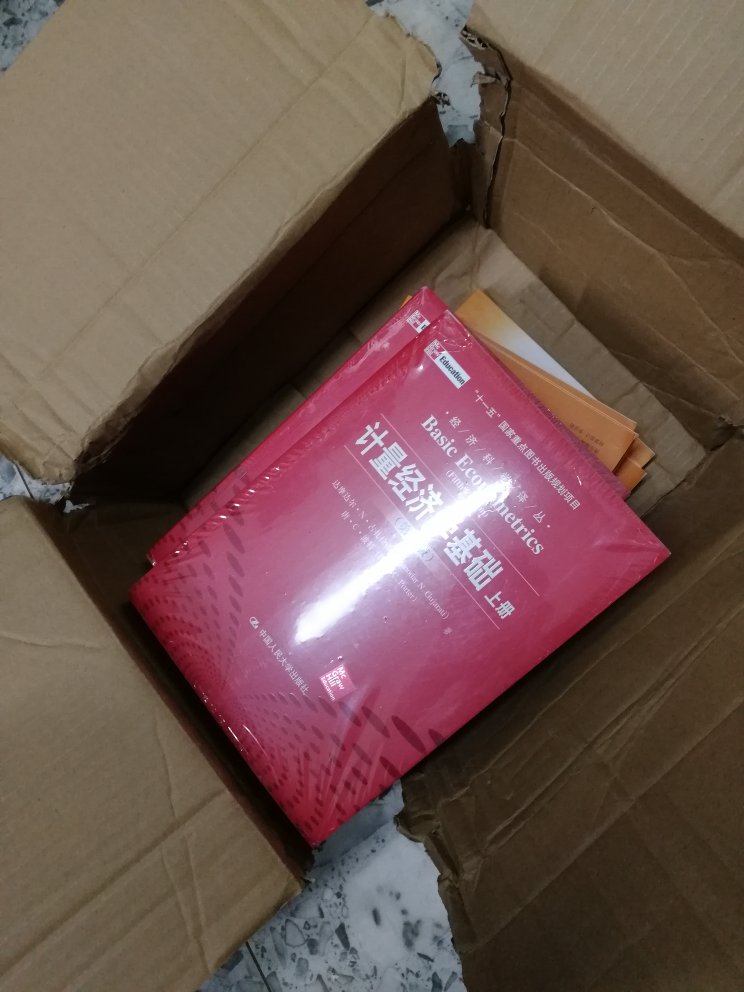应该是正版书,书本身质量没啥问题。但是这个包装???有事吗???这么破烂的纸箱随便粘几下胶带就敢寄,什么保护都没有?真的是一点也不上心,自营图书自砸招牌,无语。