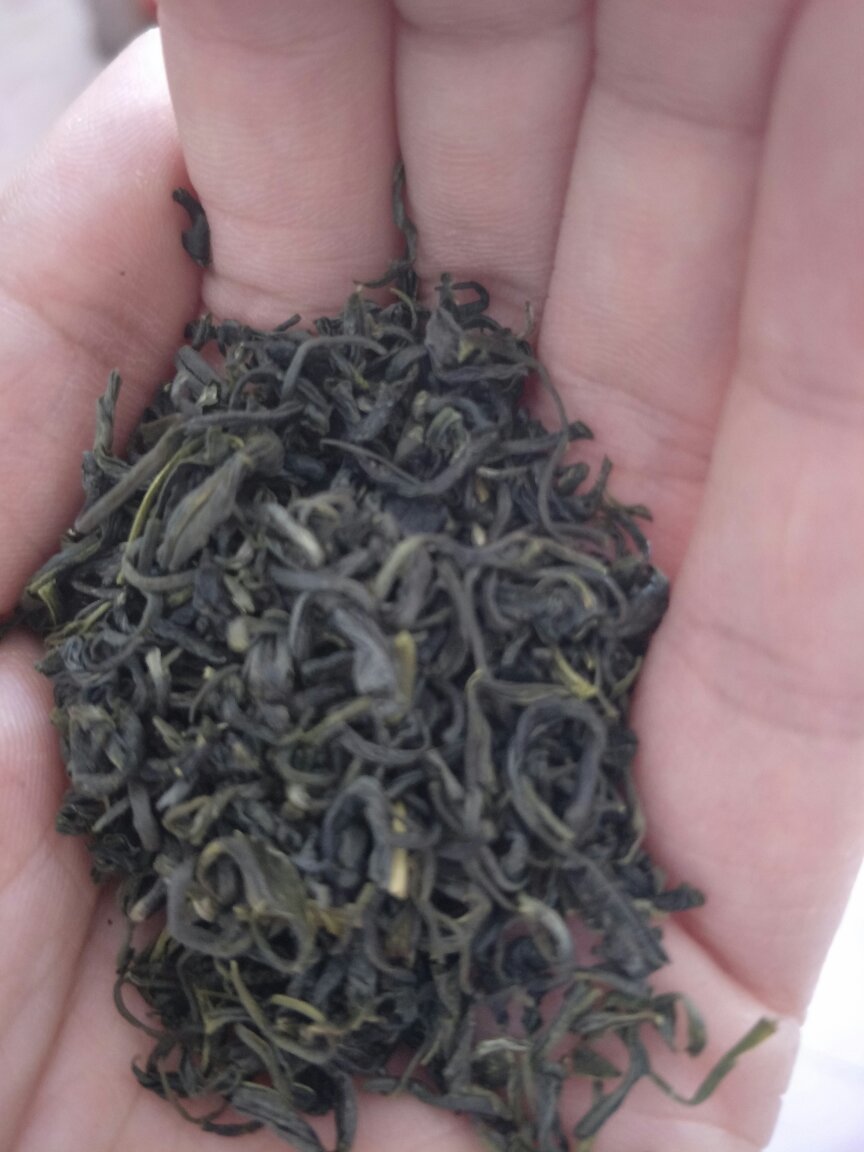 茶叶包装不错,里面还有小剪刀夹子,服务很用心。茶叶叶打开后就能闻到香味,茶叶很完整,很少有碎屑,喝起来也很不错,茶水清澈,性价比很高的一款茶叶
