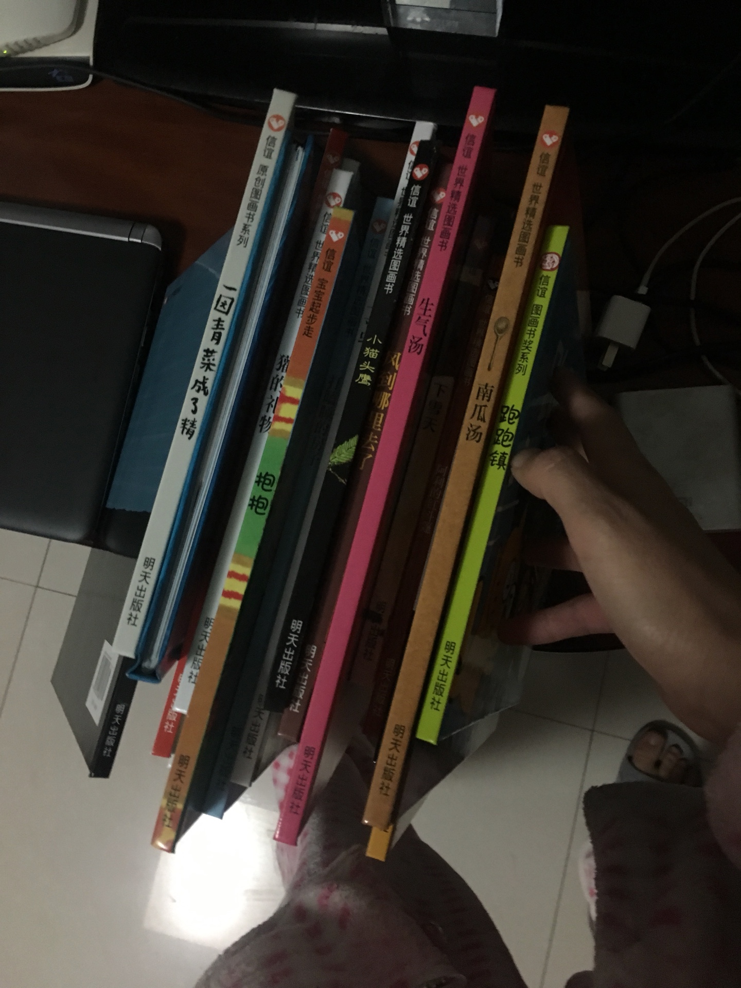 为了买书才下了,结果在买买买的路上越走越远,宝宝现在多以绘本为主,加之一些逻辑方面的书籍,每天没有特意的让他看什么,他自己喜欢看什么就陪着他一起看什么,今晚还看了抱抱、谁藏起来了……四本书。进了群以后跟志同道合的宝妈们一起进步、一起交流读书心得、一起分享读书的乐趣,真的很开心的图书真的是要打满分的。无须问价格,三折应是天花板;2.5折莫犹豫;2折以下囤三年。大促有时应有尽,书友出手忌彷徨。有券用时直须用,莫待无券神自伤。少吃一顿饭,好书囤三箱。,嗯,价格便宜,然后活动很多,真的很不错我家,的书,基本都是买的。