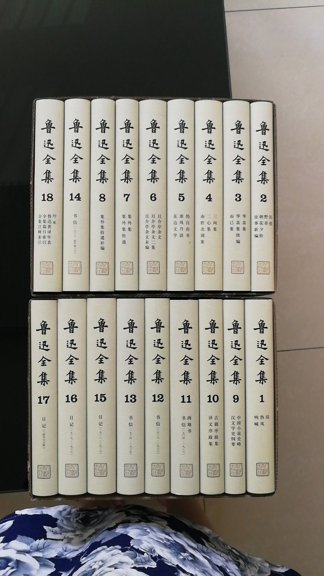 好书,趁活动买了一大批,随手翻了翻,纸质很好,字迹清晰,尤其感谢快递小哥,这么多书,都给搬楼上来了,回头看过内容再来评价