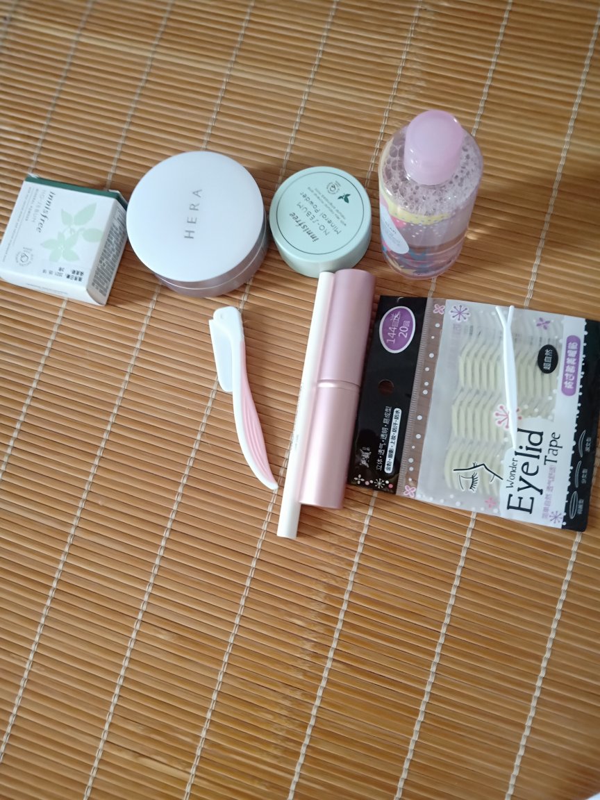 买了这么一堆,大概是一个月之前买的了,,一直没评价。眉笔颜色好像选的颜色有点深,质量可还是不错的挺满意。卸妆水还可以,味道很好很淡不刺鼻。悦诗风吟散粉我第一次买也判断不了真假,但是对他不太满意,味道不好闻,太香了,而且不好弄出来。