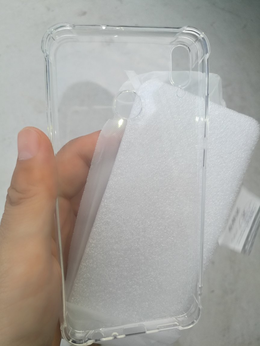 第二次购买,这次给家人买的,确实花钱买的比随手机赠送的好很多,更透彻纯净,手感好,厚度也足够。四角突起,能更有效的防摔。