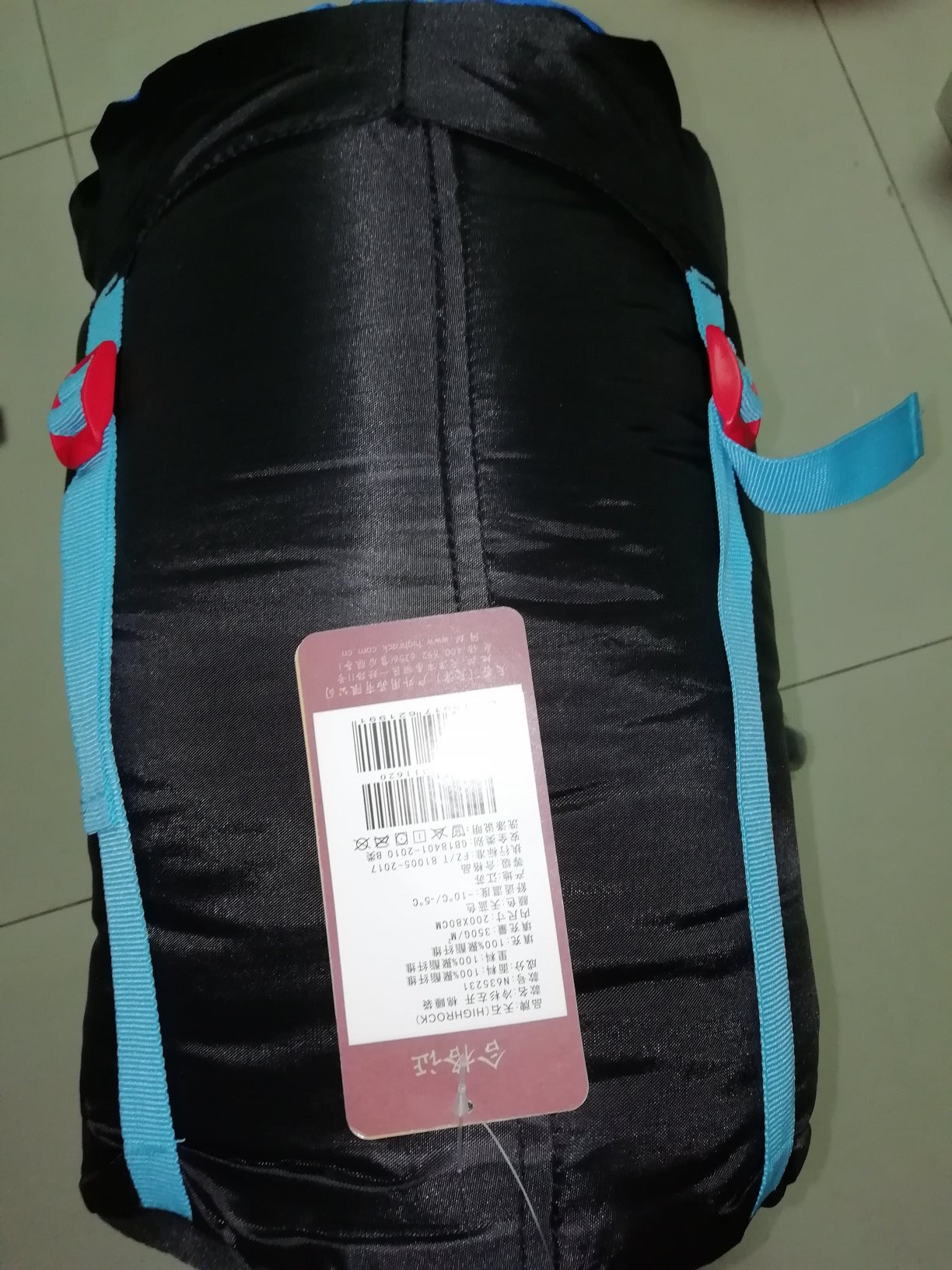 从武汉配送过来,速度也算可以。还是挺沉的,连包装有1700克。手工质量还可以。标签显示可以水洗的。保暖效果如何,用后才知道。先给五星。