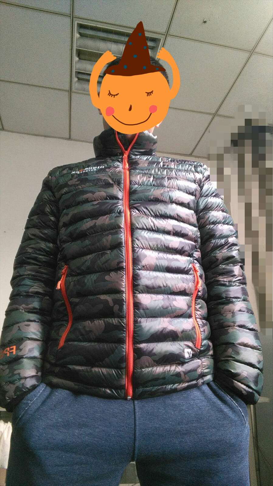 目前看比较不错的羽绒服,很轻薄,保暖性可以,1米7,体重74kg,开始买的黑色M号小了,主要是肩宽和下摆窄!换了迷彩L号很合适!迷彩色其实不算难看,挺好!过段时间试穿以后再来续评!