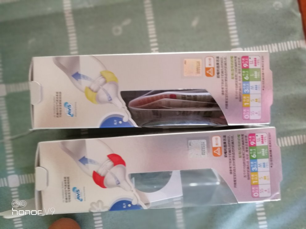 俩宝贝出生就用的贝亲(进口)奶瓶,很好用,用起来也放心,长大了,饭量变大了,依旧信任贝亲。奶瓶漂亮,并且无异味。母婴用品送货也非常快。各方面都要赞一个。