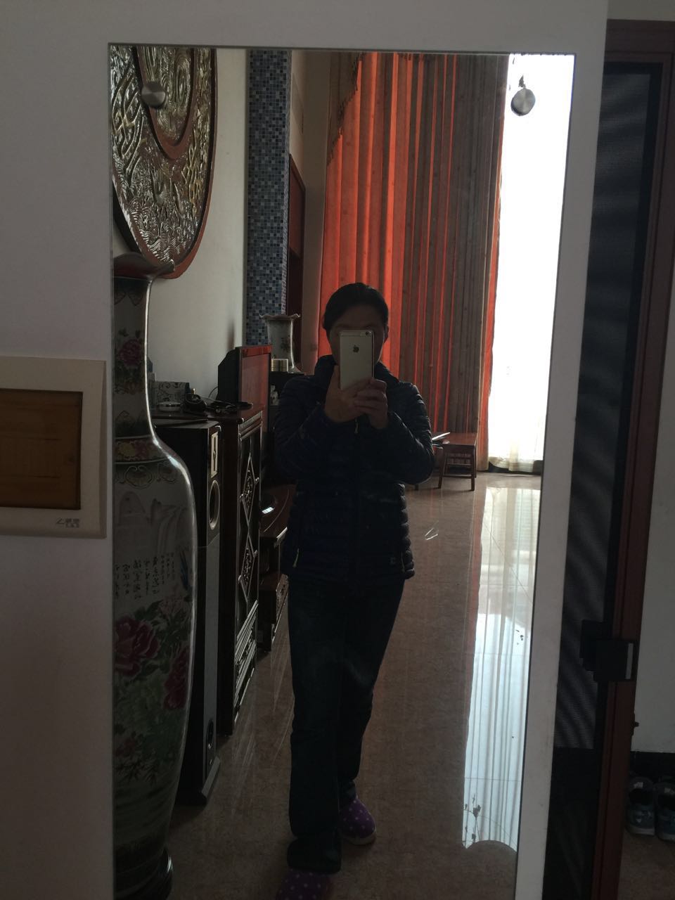正准备买羽绒服,去商场试过李宁的,还好没下手之前看到了的活动,关注已久的天石也在活动之列,结果犹豫了一下,好多颜色和尺码就没了,赶紧下单付款,结果按评论买小了,这里告诉大家,天石是标准码,和李宁羽绒服差不多,不过天石服务很好,提交退换货申请,很快就有电话联系,不久就上门取旧换新,很棒。