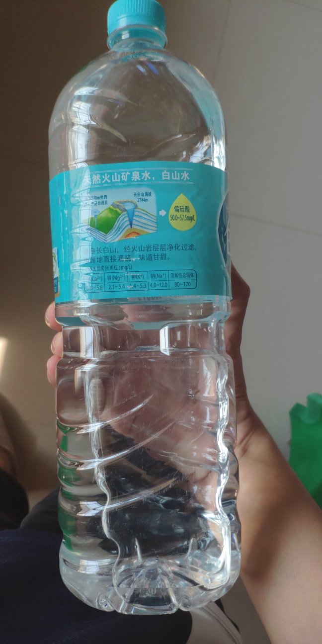 东西收到,喝的口感没昆仑山好,一般吧,也不是很差。水瓶质量比较好,不是非常软,还算硬。